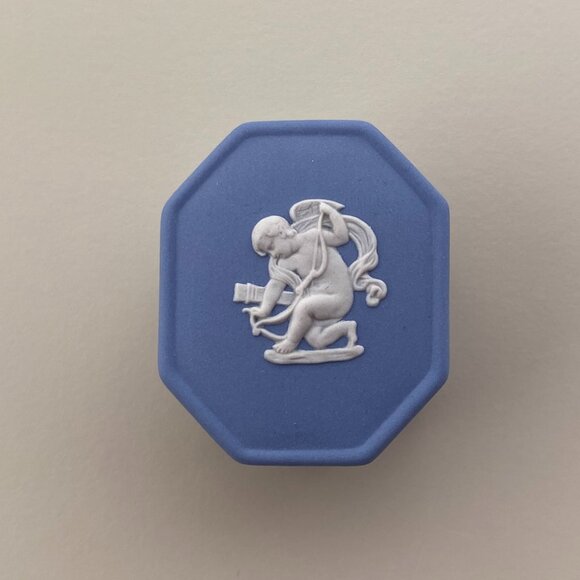 Wedgwood Blue Jasperware Small Octagonal Pill Box with White Motif - Cupid - Picture 1 of 8